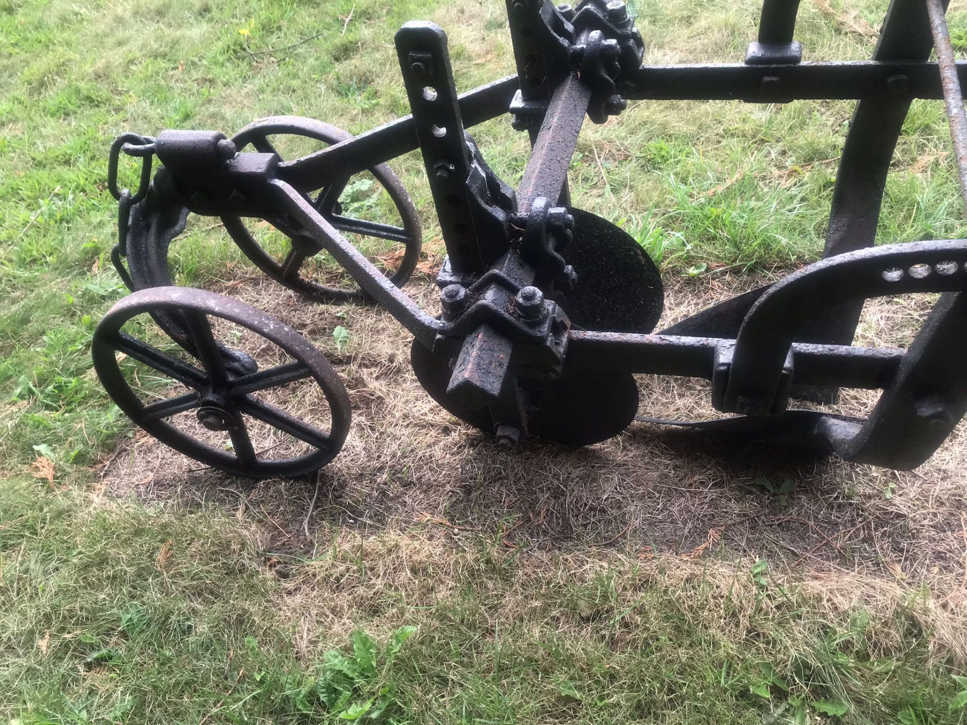 Vintage horse drawn single row sugar beet lifter - Image 3 of 6