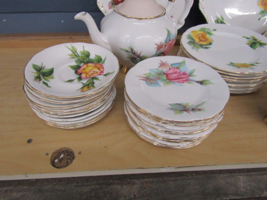 Paragon Wheatcroft part tea set comprised of teapot, 11 saucers, 9 cups, 13 tea plates, 8 desssert - Image 4 of 8