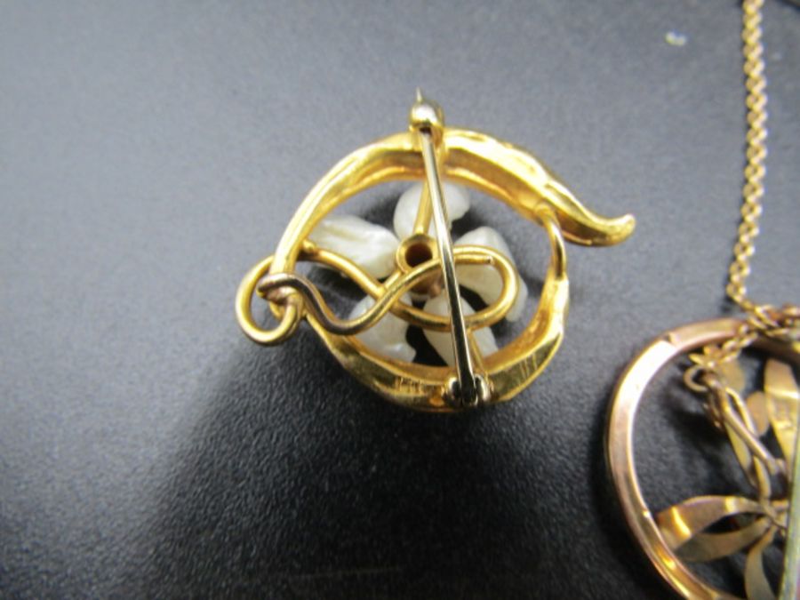 2 9ct gold brooches, one with mother of pearl flower with seed pearl centre and the other with - Image 3 of 3