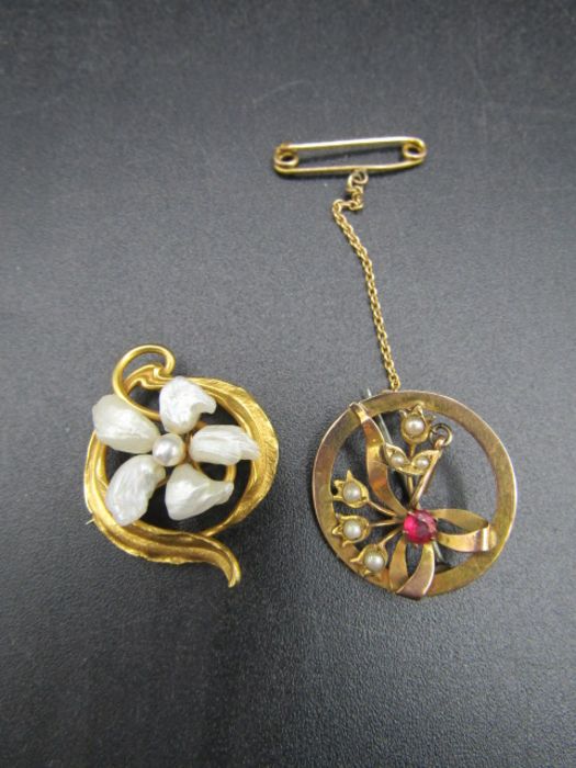 2 9ct gold brooches, one with mother of pearl flower with seed pearl centre and the other with