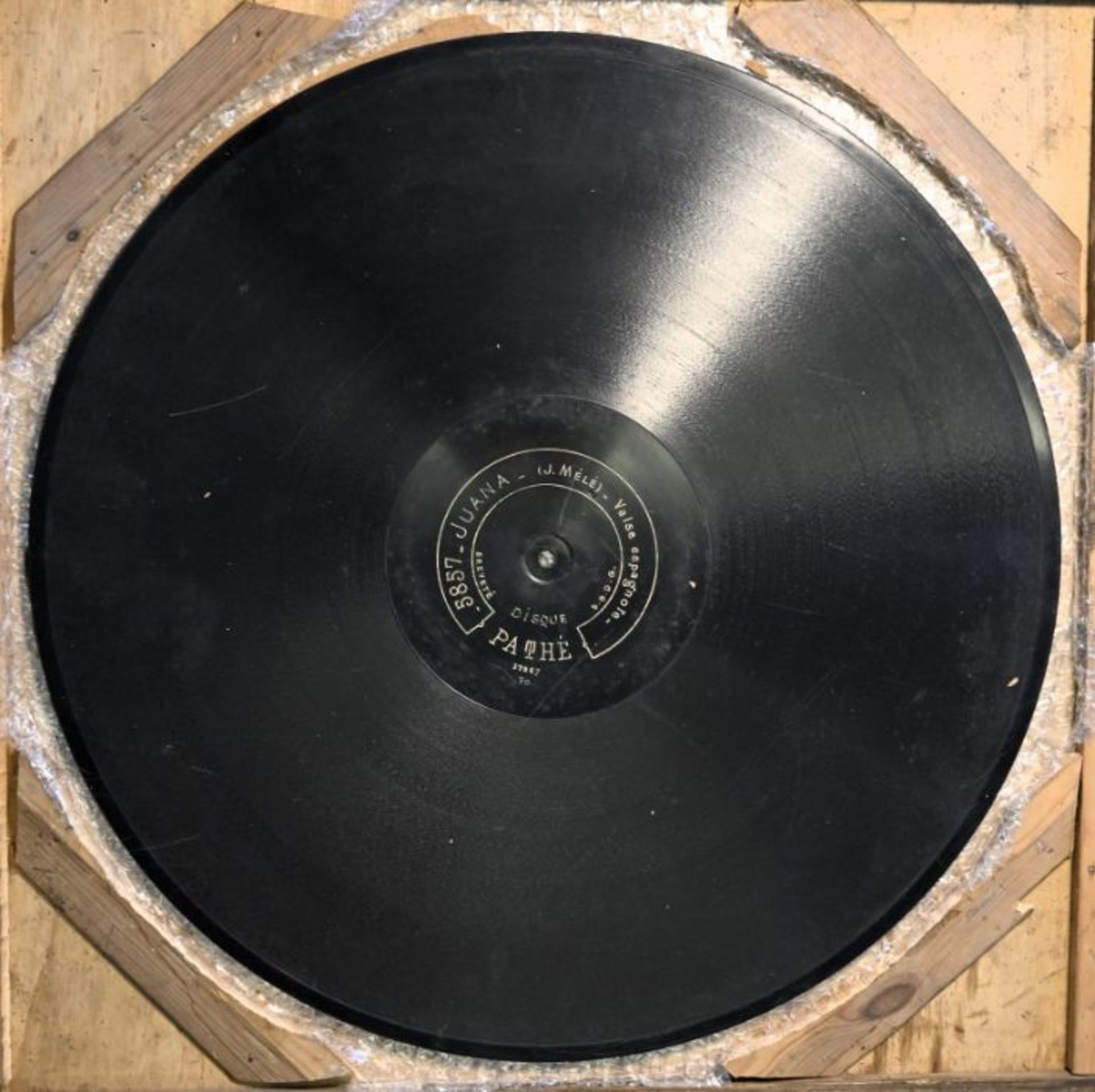 A Pathé Disc "Disque Pathé - Pathé Concert 20 inch disc in protective wooden case with original - Image 2 of 4