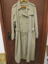 Burberry Gaberdine ladies trench coat with 100% wool detachable lining in the iconic check. Size