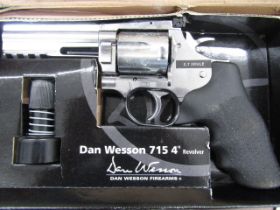 Wesson 715 4" revolver -part missing the casings are missing from speed loader in original box