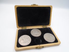 Three Crowns in a wooden case - 1935, 1951, 1953.