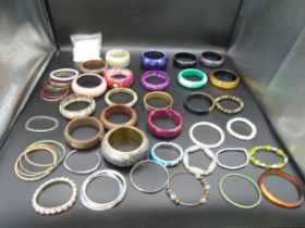 A bag of costume jewellery bangles/bracelets