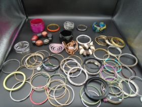 A bag of costume jewellery bangles/bracelets