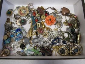 Costume jewellery all complete 50 approx pieces