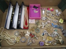 Costume jewellery inc a small 9ct gold locket, brooches, watches