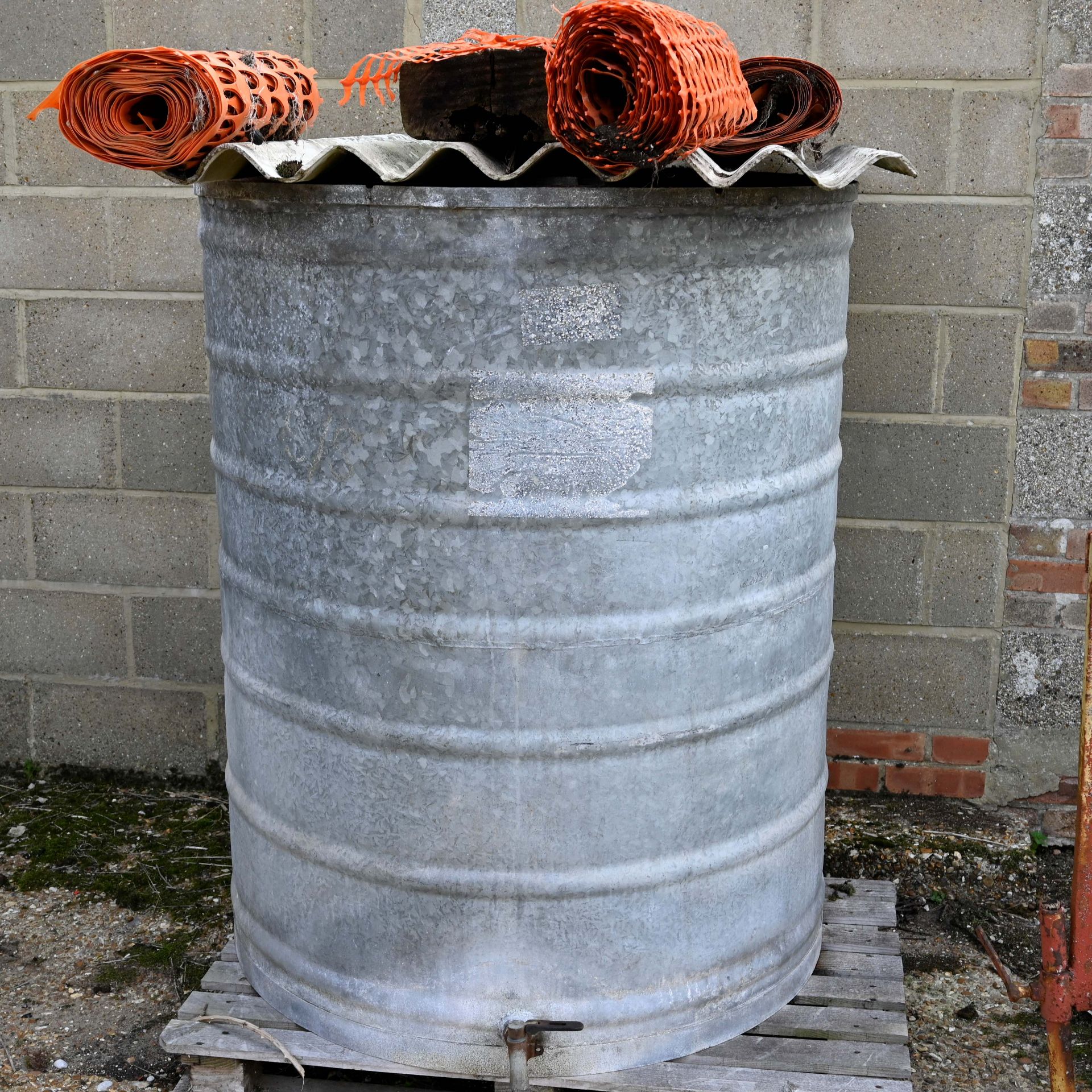 200/250gallon galvanised water tank