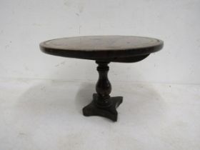 An apprentice tilt top table with inlaid detail 9cm H