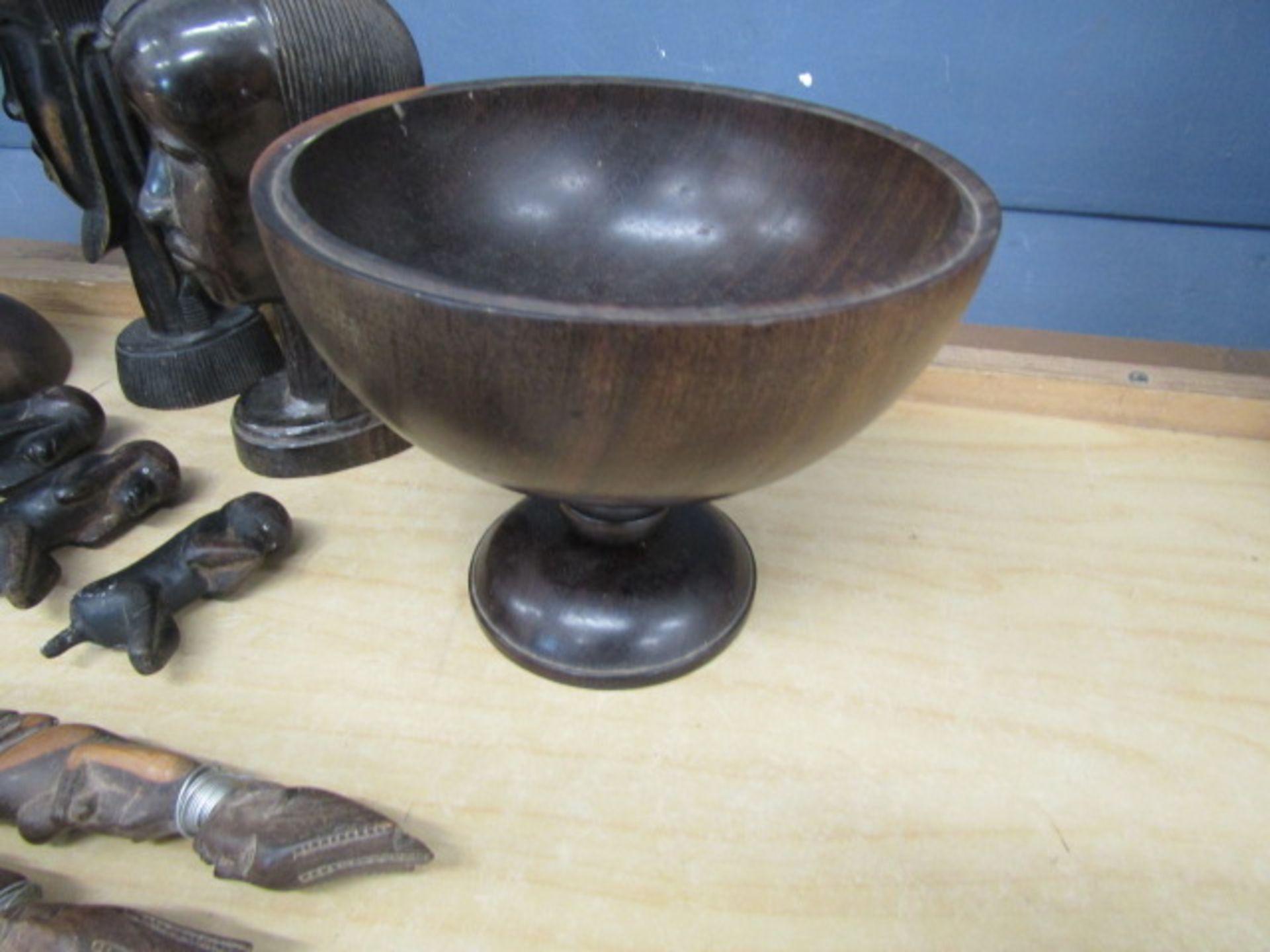 Treen to include candelabra and tribal sculptures etc - Image 6 of 7