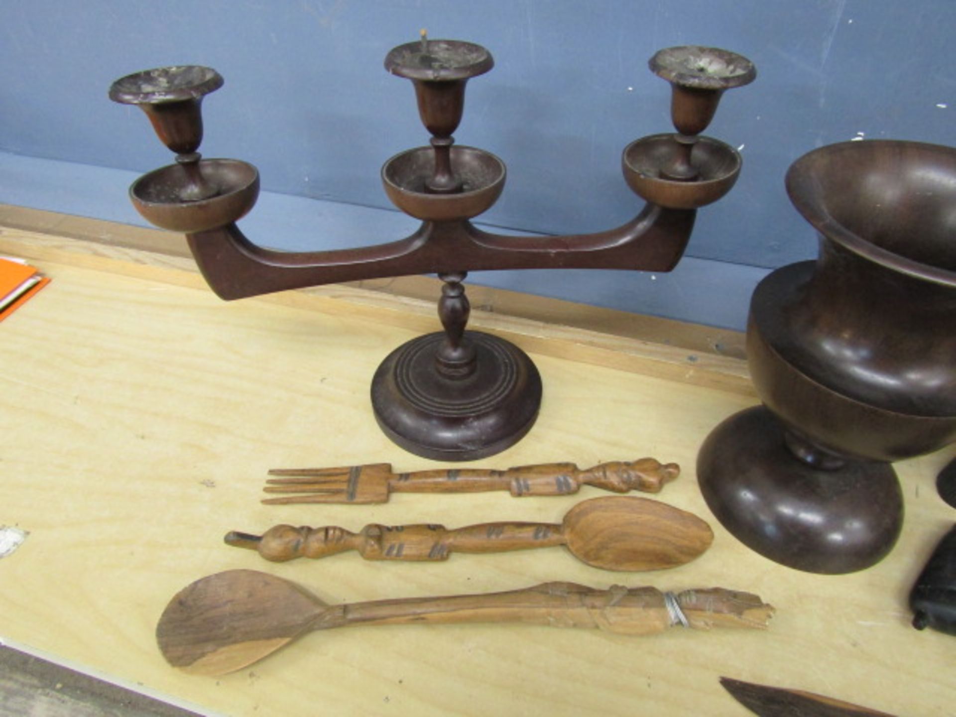 Treen to include candelabra and tribal sculptures etc - Image 4 of 7