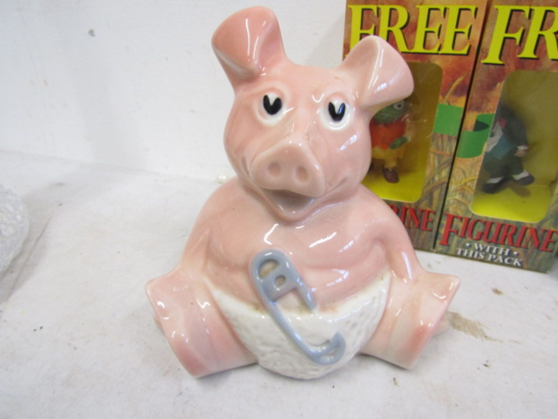 Natwest Wade baby pig and  5 Typhoo Toad of Toad Hall collectors figures - Image 4 of 5