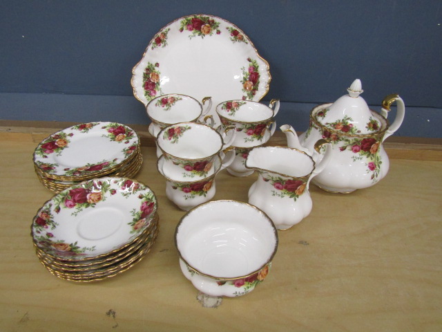 Royal Albert Old Country Roses tea set for 6 (teapot has broken spout as seen in picture)
