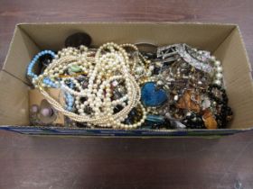 A box costume jewellery 4kg