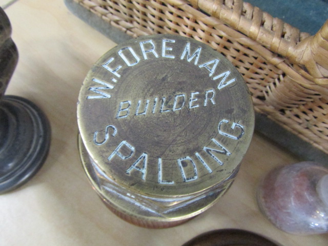 Collectors lot to include pewter sugar scuttle, oak serving bowl and antique brass wheel hub etc - Image 4 of 7