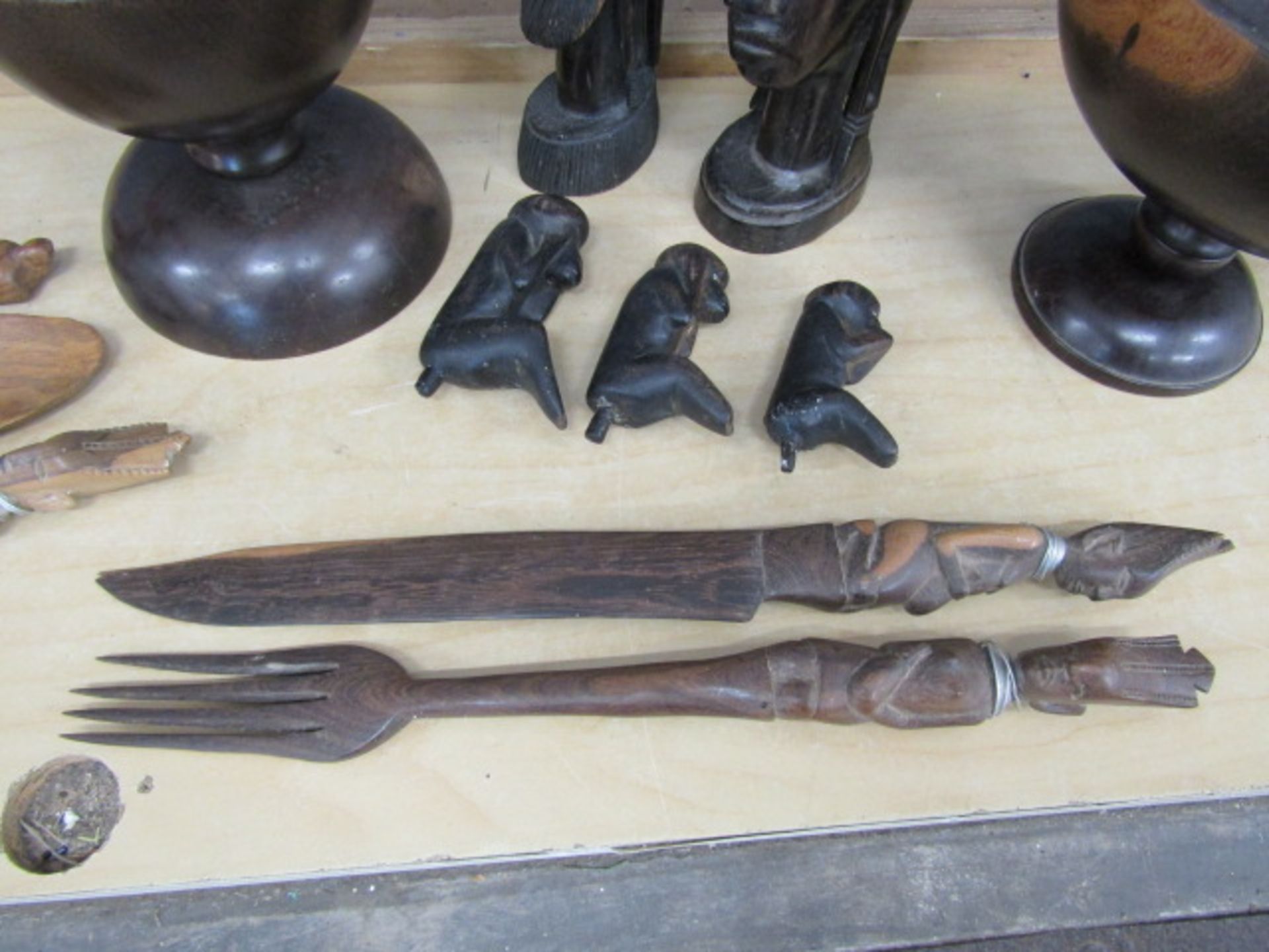 Treen to include candelabra and tribal sculptures etc - Image 7 of 7