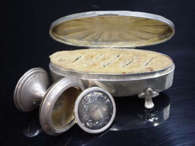 Sterling silver footed stud/button box - Image 3 of 4