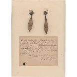 Goethe, Johann Wolfgang von: Ohrringpaar aus Haaren. 2 Anhänger aus Haargeflecht