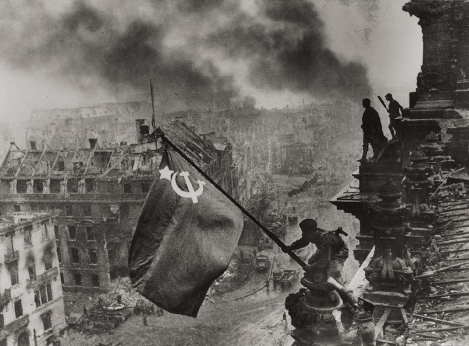 Chaldej, Jewgeni: Atop the Berlin Reichstag, May 2, 1945