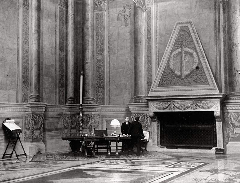 Man, Felix H.: Benito Mussolini in his Study, Palazzo Venezia, Roma