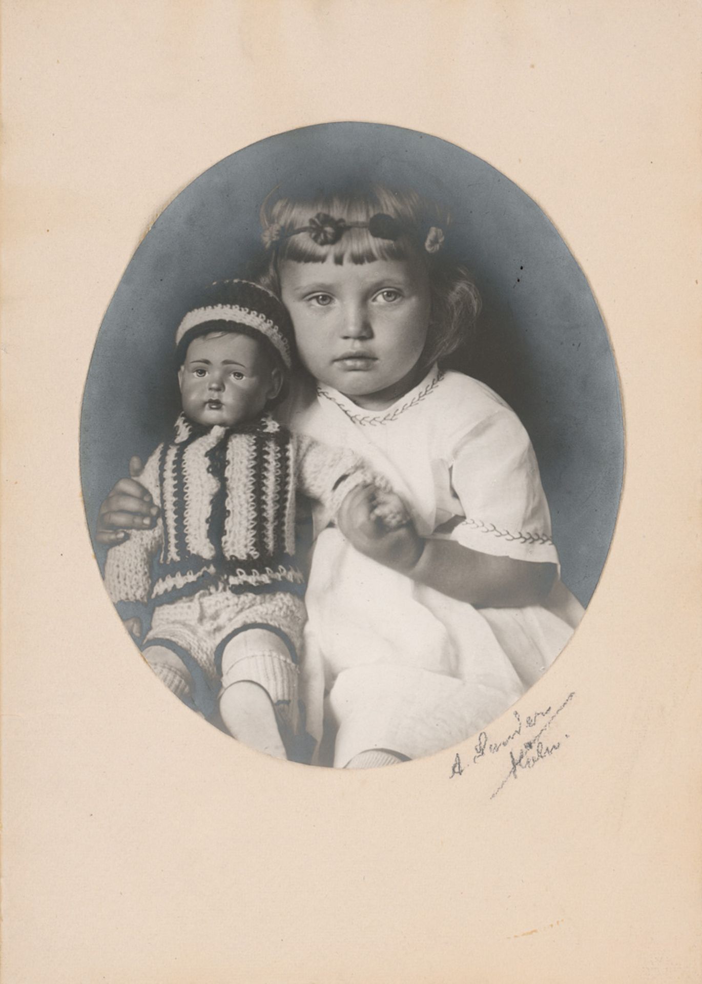 Sander, August: Portrait of a girl with her doll