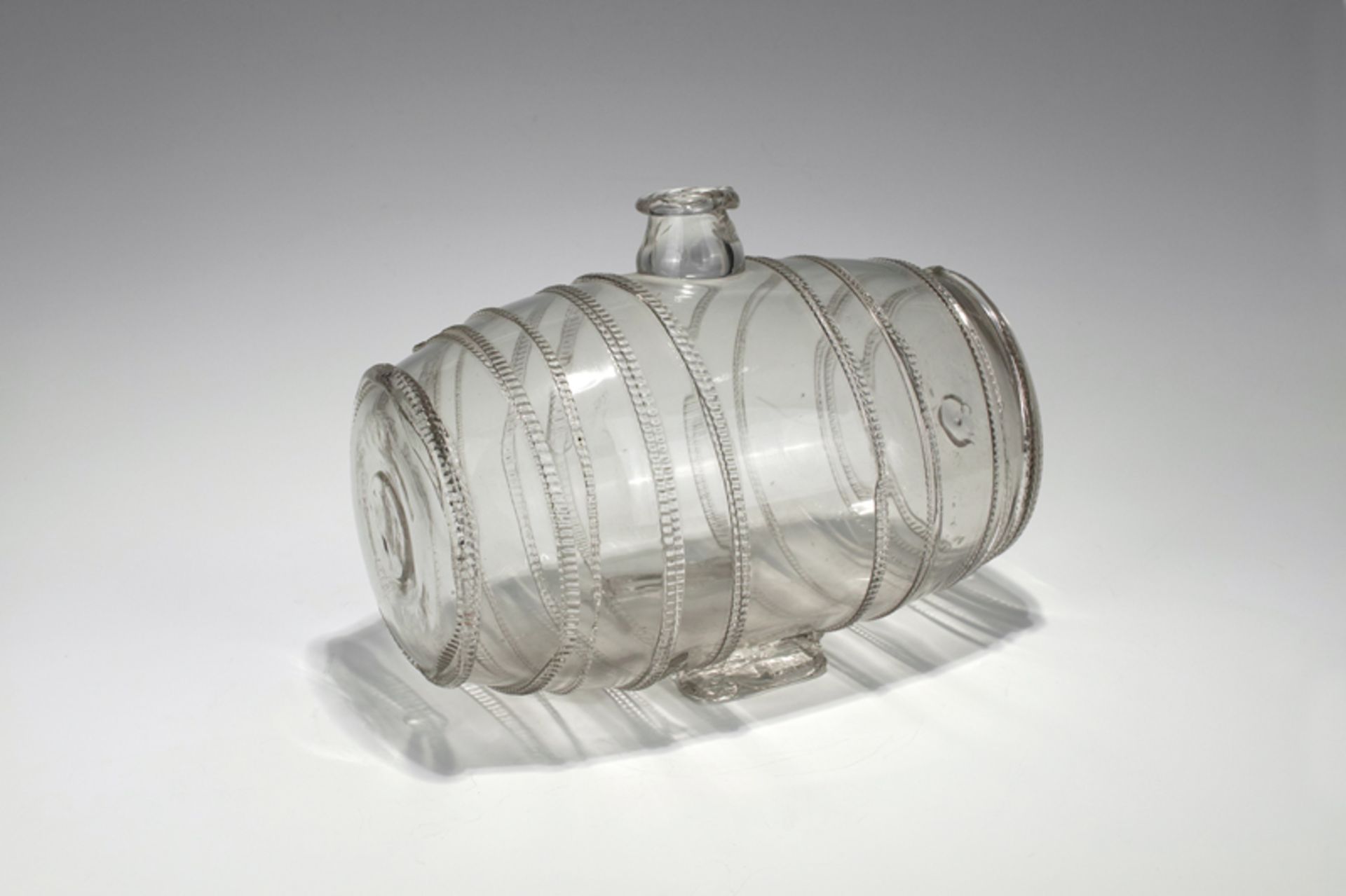 Glasgefäß: Glasgefäß in Form eines Fasses