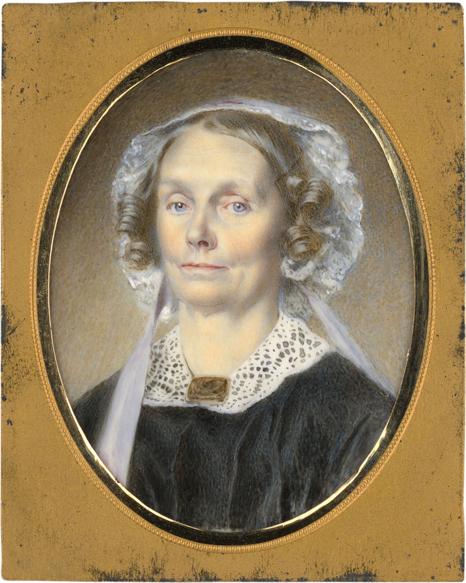 Britisch oder Nordamerikanisch: um 1840. Miniatur Portrait einer Frau mit blauem Band un...