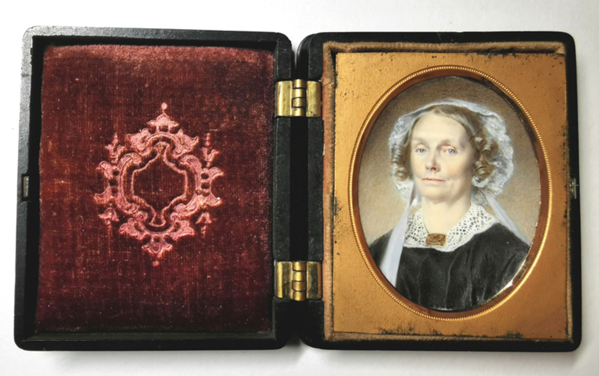 Britisch oder Nordamerikanisch: um 1840. Miniatur Portrait einer Frau mit blauem Band un... - Bild 2 aus 3