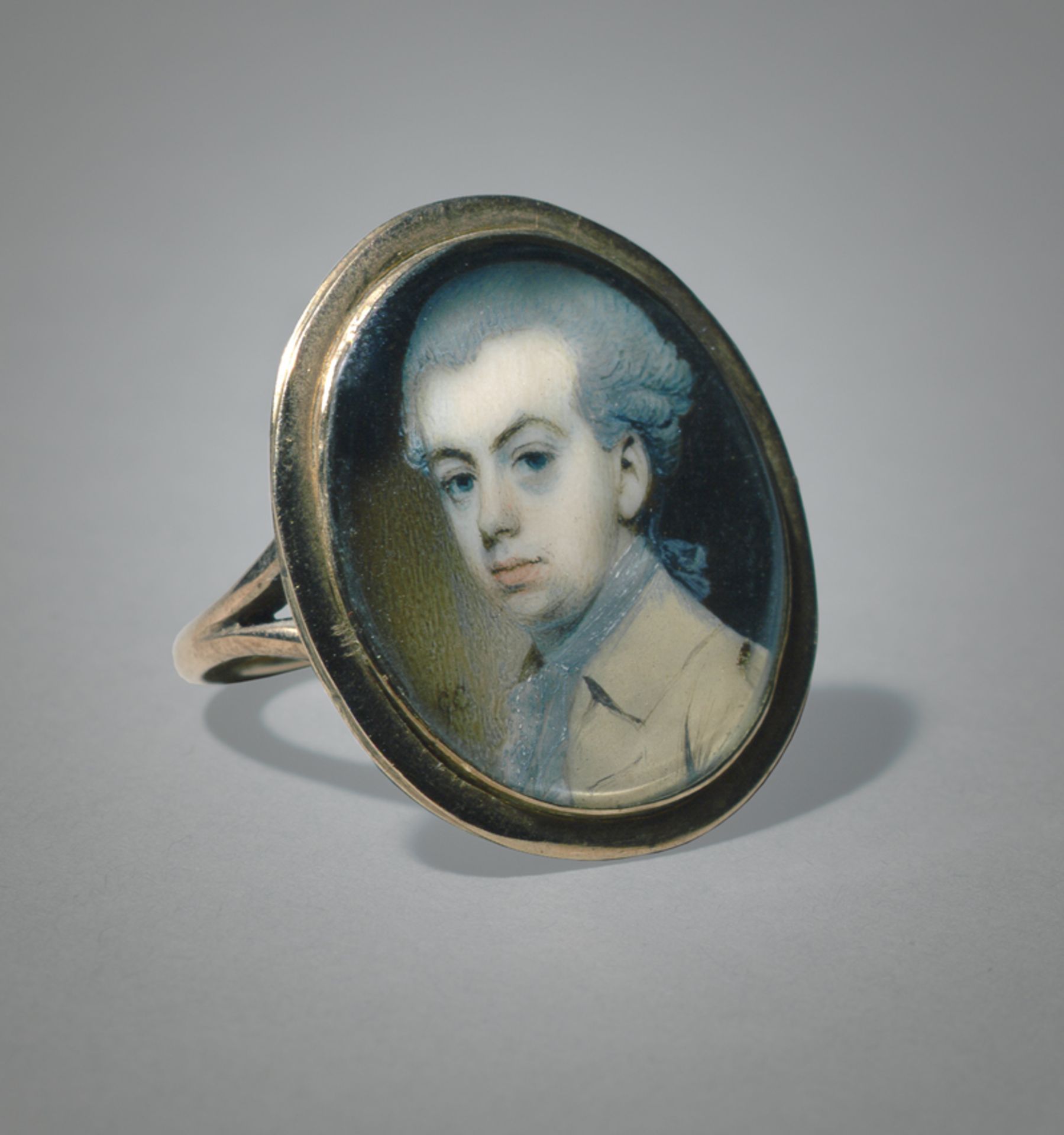 Engleheart, George: Ring Miniatur Portrait eines jungen Mannes in beiger Jac...