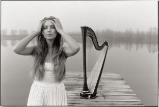 Mahler, Ute: Woman with harp at lake