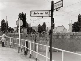 Berlin Wall: Early views of the Berlin Wall