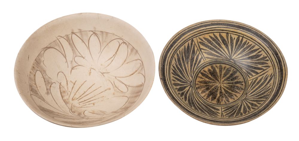 A Chinese Cizhou stoneware bowl and one other, the interior of the first incised with peony sprays, - Bild 2 aus 2