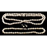 A cultured pearl necklace, the single strand necklace composed of uniform 7mm cultured pearls,