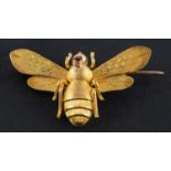 A bee brooch, with round, mixed cut ruby, stamped '15CT', total length ca. 3.8cm, total weight ca.