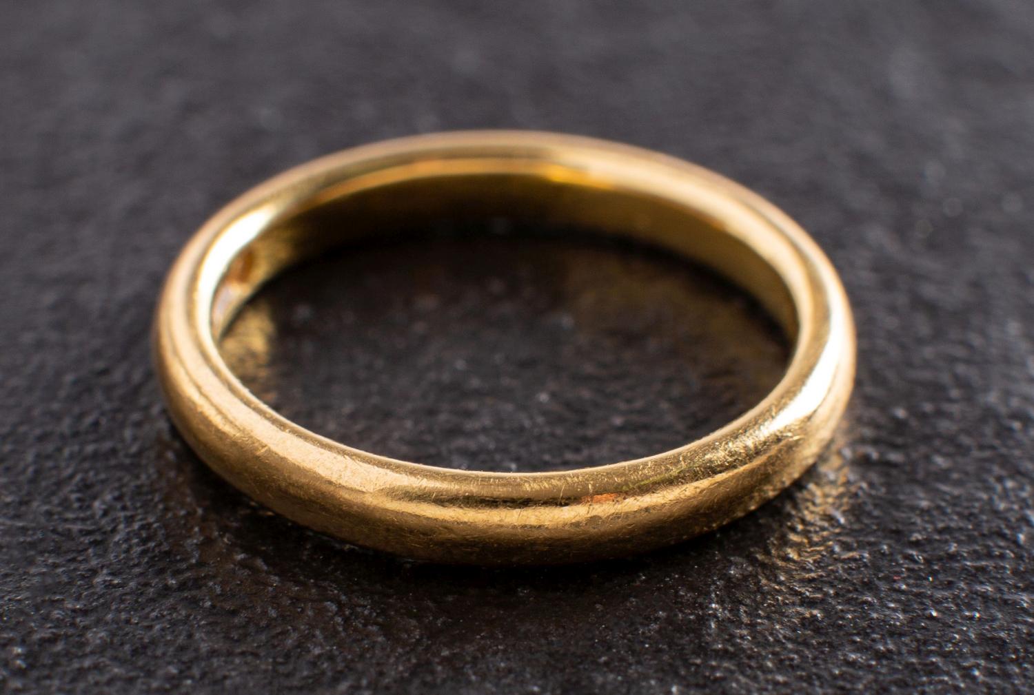 A 22ct gold band ring, with hallmarks for Birmingham, ring size K, total weight ca. 3.8gms.