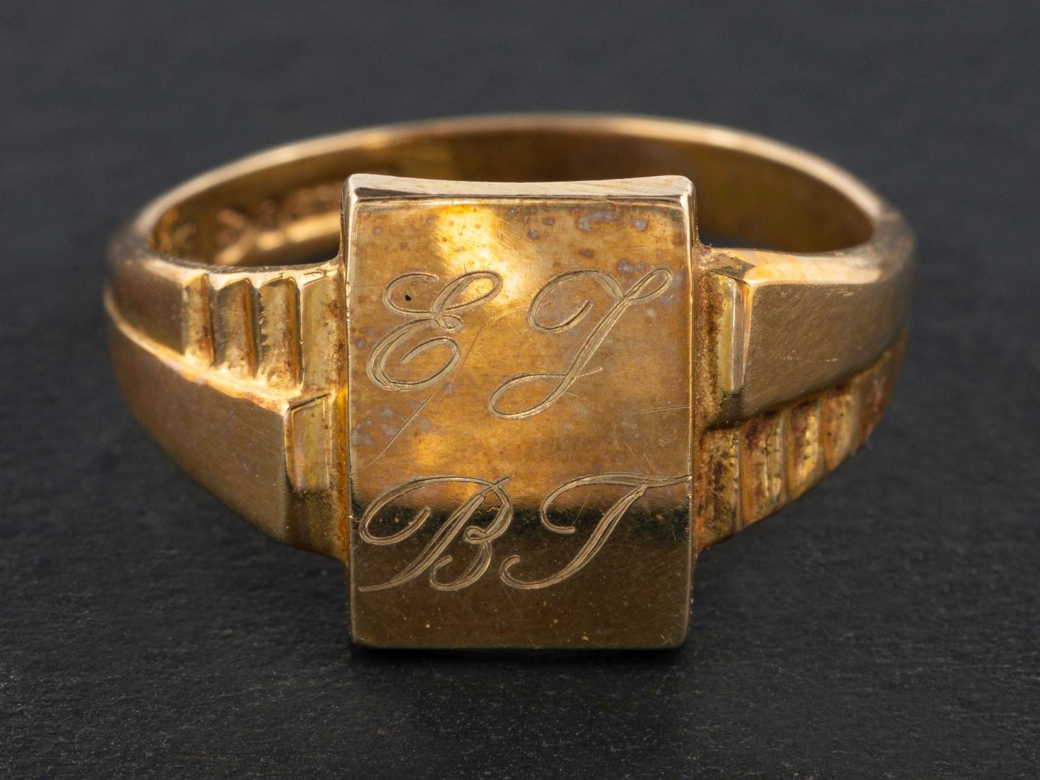 A 9ct gold, rectangular signet ring, engraved with initials 'EJ' and 'BT',