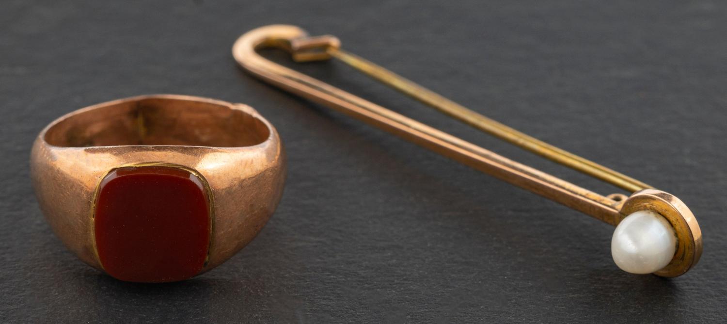 A Victorian 9ct gold carnelian signet ring and cultured pearl tie-pin,