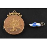 A locket pendant with engraved floral decoration, length ca. 2.7cm, weight ca. 3.