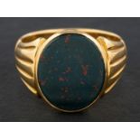A bloodstone signet ring with reeded shoulders, stamped '18' and 'C.G', length of ring head ca. 1.