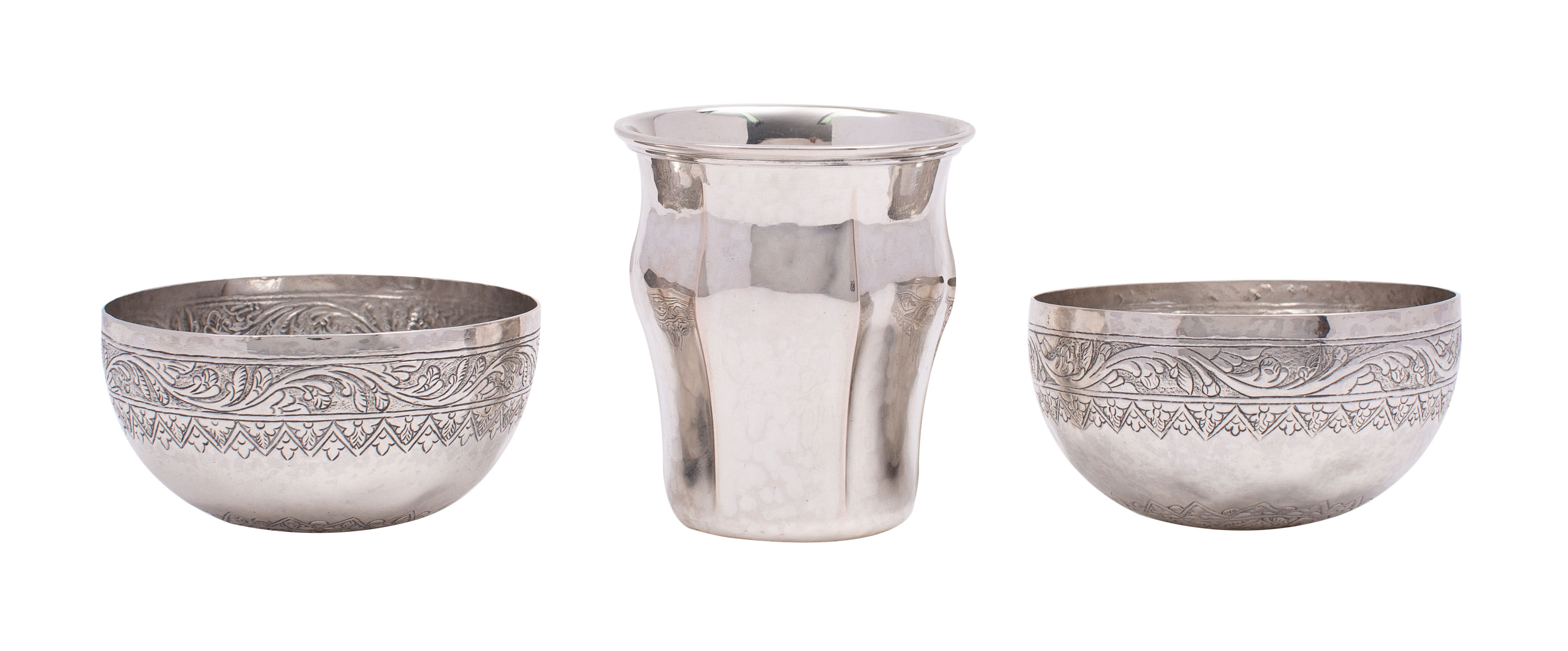 A Continental silver 830s tumbler cup of shaped form, 7.2cm high, 47gms, 1.