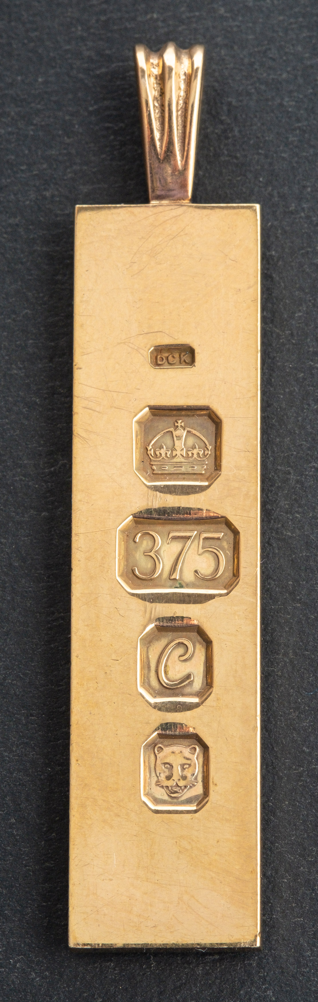 A 9ct gold ingot pendant, with hallmarks for London, 1977, total length (inc bale), ca.