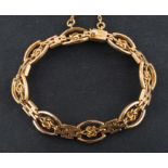 A gate-link bracelet with knot spacers, total length ca. 17.5cm, total weight ca. 19.5gms.