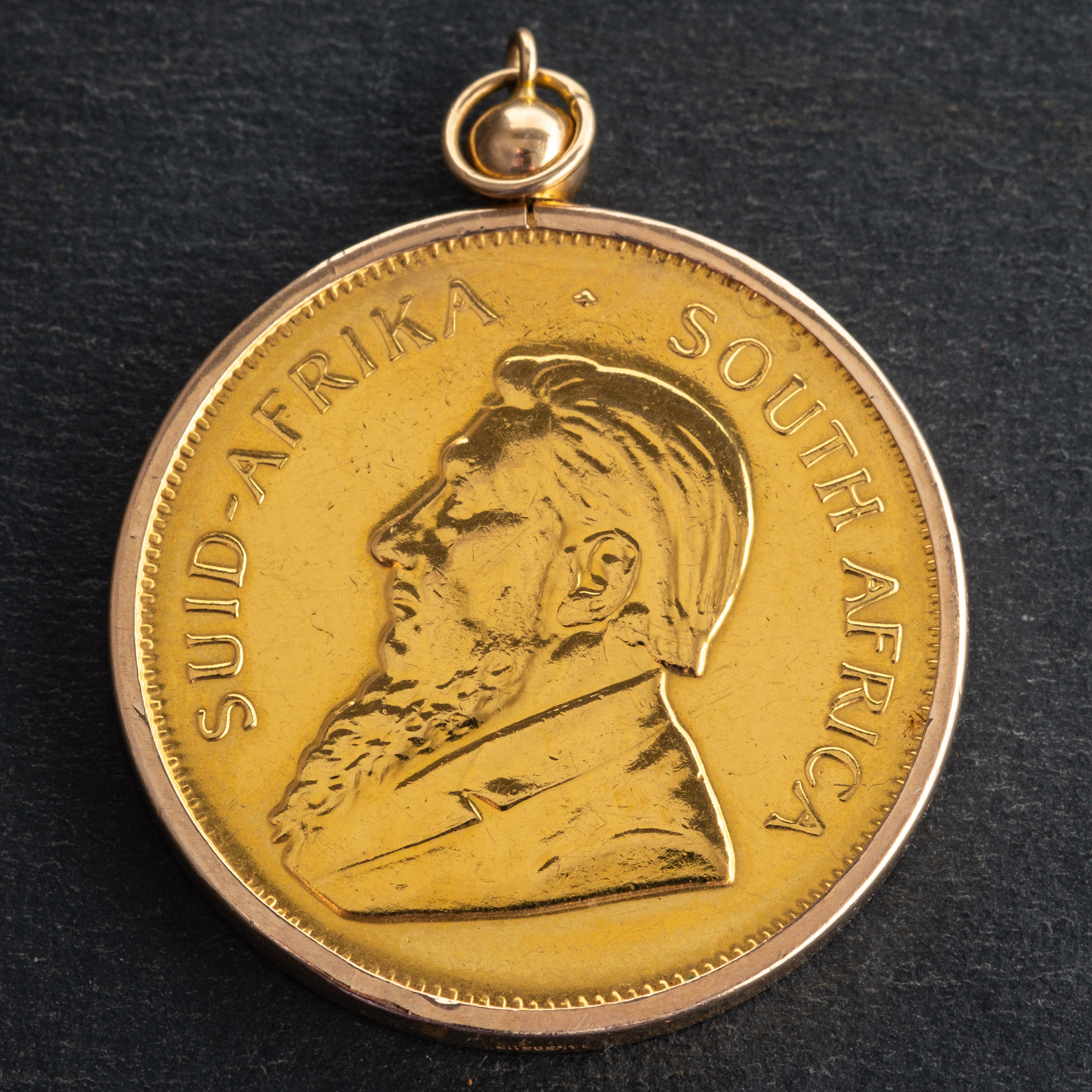 A Half Krugerrand gold coin, dated 1981, mounted as a pendant, total diameter ca. 2. - Image 2 of 2