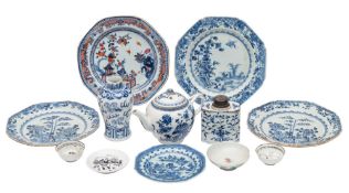 A mixed lot of Chinese porcelain, Qing Dynasty including an underglaze blue,