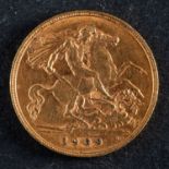 A George V gold half sovereign coin, dated 1909, diameter ca. 19mms, total weight ca. 3.9gms.