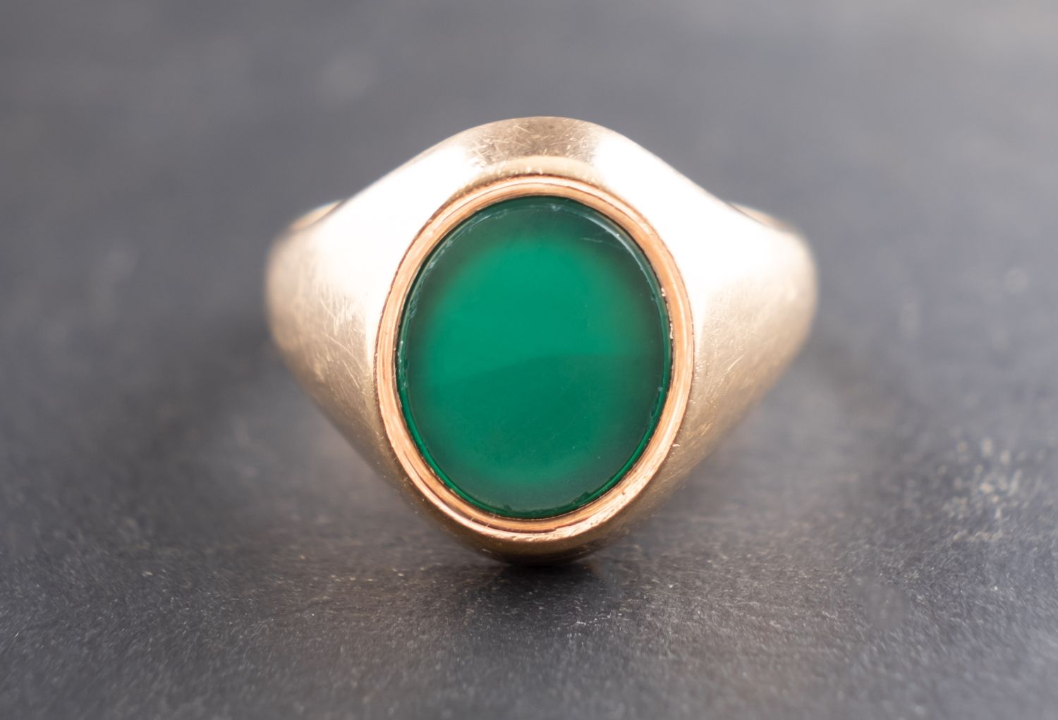 A 9ct gold, chrysophrase signet ring, length of ring head ca. 1.7cm, ring size O, total weight ca.