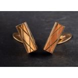 A pair of bar-shaped cufflinks, engraved with cross-hatch pattern, stamped '18K',