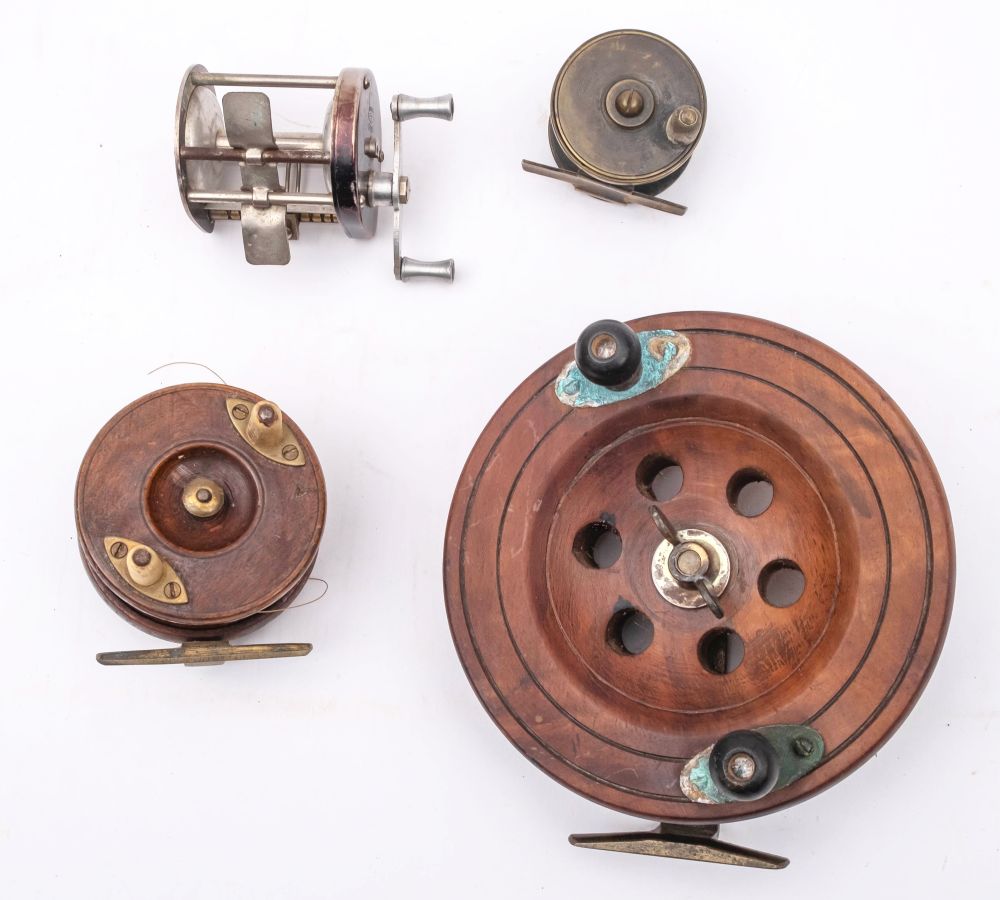 A late 19th century mahogany and brass star back reel, with double horn handles, - Image 4 of 6