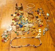 A parcel of miscellaneous costume jewellery, including brooches and pendants,